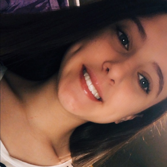 Meet your Posher, Gabriella - Picture 1 of 1